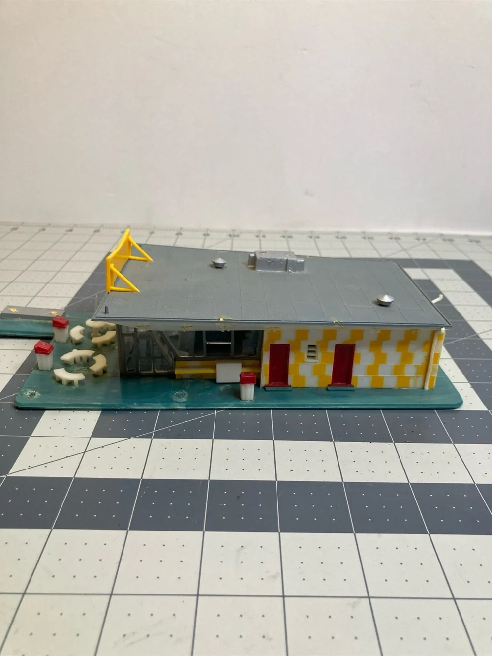 Life-Like HO 1:87 Freezee Drive-in Ice Cream Shop Roadside Stand Built